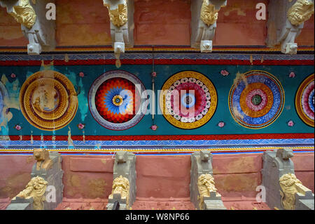 23 Aug 2009 bunt Säulen und die Decke gemalt, Ramanathaswami Tempel, Rameswaram, Pamban Insel, Tamil Nadu, Indien Stockfoto
