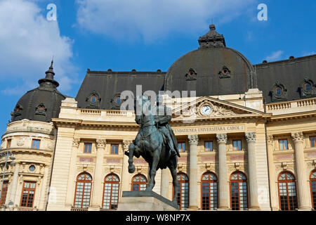 Die Statue von König Carol 1 vor der zentralen Universitätsbibliothek Bukarest, Bukarest, Rumänien. Stockfoto