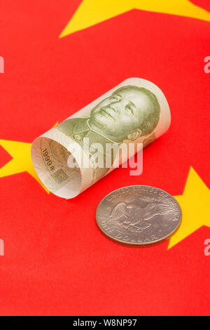 Nahaufnahme US Silver Dollar mit Chinesischen 1 Renminbi Yuan Banknote und roten chinesischen Flagge. Metapher US-China trade Krieg, Manipulation. Stockfoto