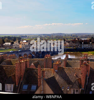 Blick von Gien Schloss über den Dächern und den Fluss Loire, Frankreich Stockfoto