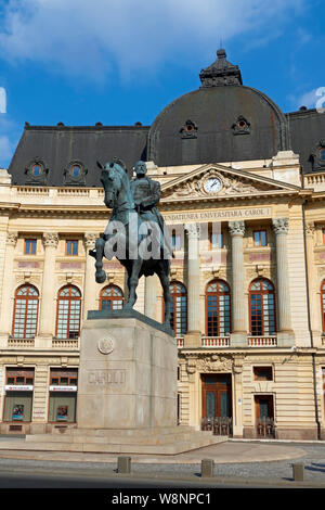 Die Statue von König Carol 1 vor der zentralen Universitätsbibliothek Bukarest, Bukarest, Rumänien. Stockfoto