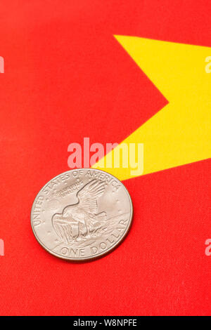 Nahaufnahme US Silver Dollar mit roten chinesischen Flagge. Metapher US-China trade Krieg, Krieg, Manipulation, handelskrieg China. Stockfoto