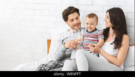 Fröhliche Eltern spielen mit adorable Baby Sohn Stockfoto