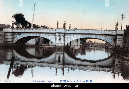 [1910s Japan - Osaka Shinsaibashi Steinerne Brücke,] - Shinsaibashi Brücke über den Nagahori Kanal in Osaka, Japan. Die Steinerne Brücke in diesem Bild wurde im Jahr 1909 (Meiji 42) und ersetzt ein Deutscher aus Stahl Brücke im Einsatz seit 1873 (Meiji 6). 20. jahrhundert alte Ansichtskarte. Stockfoto