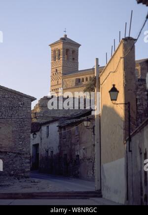 TORRE MUDEJAR VISTA DESDE UNA Calle del Pueblo. Lage: an der Außenseite. Spanien. Stockfoto