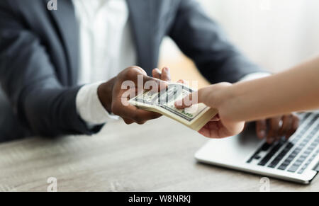 Beschädigte Geschäftsmann Abdichtung Konditionen erhalten venality Schmiergelder partner Stockfoto