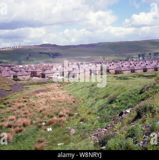 1960, historische, Blick über die Dächer von einer Wohnsiedlung bei Ebbw Vale, Wales. In dieser Ära, die Stahlwerke, die in den 1930er Jahren der grösste in Europa war, beschäftigt ca. 14.000 Mitarbeiter. Bis 2002 werden die Werke geschlossen. Stockfoto