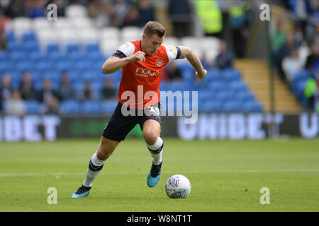 Cardiff, Großbritannien. 10 Aug, 2019. James Collins von Luton Town während der Sky Bet Championship Match zwischen Cardiff City und Luton Town an der Cardiff City Stadium, Cardiff am Samstag, den 10. August 2019. (Credit: Jeff Thomas | MI Nachrichten) nur die redaktionelle Nutzung, eine Lizenz für die gewerbliche Nutzung erforderlich. Foto darf nur für Zeitung und/oder Zeitschrift redaktionelle Zwecke Credit: MI Nachrichten & Sport/Alamy Live-Nachrichten verwendet werden. Stockfoto