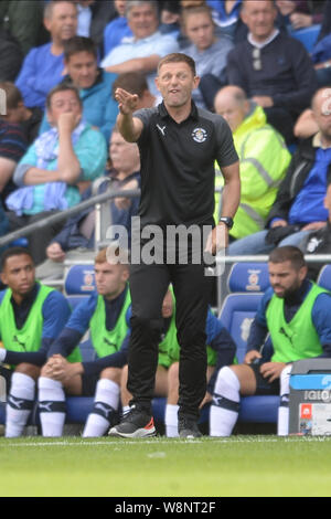 Cardiff, Großbritannien. 10 Aug, 2019. Luton Town Manager Graeme Jones während der Sky Bet Championship Match zwischen Cardiff City und Luton Town an der Cardiff City Stadium, Cardiff am Samstag, den 10. August 2019. (Credit: Jeff Thomas | MI Nachrichten) nur die redaktionelle Nutzung, eine Lizenz für die gewerbliche Nutzung erforderlich. Foto darf nur für Zeitung und/oder Zeitschrift redaktionelle Zwecke Credit: MI Nachrichten & Sport/Alamy Live-Nachrichten verwendet werden. Stockfoto