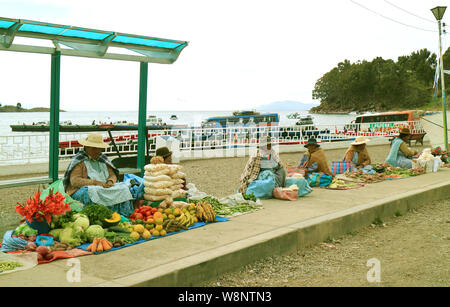 Lokaler Markt am Ufer des Titicacasees in San Pablo de Tiquina Stadt, Bolivien Stockfoto