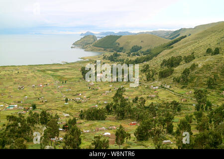 Luftbild des Titicacasee und den Dörfern am Ufer in Bolivien, Südamerika Stockfoto