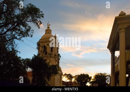 Juli 14, 2019 - Philippinen: VIGAN Vigan Kirchturm der Kirche in der Dämmerung Stockfoto