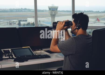 Flugregler in der flight control tower arbeiten. Stockfoto