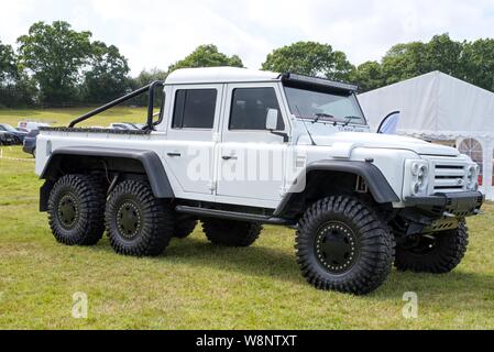 6-rad Brabus Land Rover Defender an einem Auto Show von Robert und Tanya Lewis im Old Kiln Farm, Churt, Surrey, UK inszeniert Stockfoto