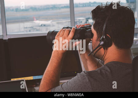 Flugregler in der flight control tower arbeiten. Stockfoto