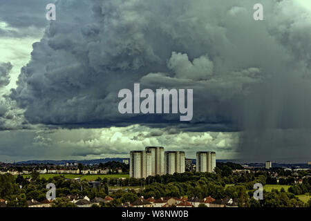 Glasgow, Schottland, Großbritannien. 10 Aug, 2019. UK Wetter: Regen und dunkle Wolke über den Westen der Stadt und thelincoln Türme und jordanhill zeigen, wie ein Pilz wie Regen Vorhang nach schweren Regenfällen und Überschwemmungen mit der Ankunft des schlechten Wetters. Credit: Gerard Fähre / alamy Leben Nachrichten Stockfoto