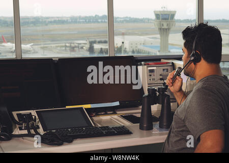 Flugregler in der flight control tower arbeiten. Stockfoto