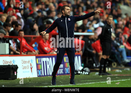 London, Großbritannien. 10 Aug, 2019. Stoke City Manager Nathan Jones in Aktion auf dem Touch. EFL Skybet Meisterschaft übereinstimmen, Charlton Athletic v Stoke City im Tal in London am Samstag, den 10. August 2019. Dieses Bild dürfen nur für redaktionelle Zwecke verwendet werden. Nur die redaktionelle Nutzung, eine Lizenz für die gewerbliche Nutzung erforderlich. Keine Verwendung in Wetten, Spiele oder einer einzelnen Verein/Liga/player Publikationen. pic von Steffan Bowen/Andrew Orchard sport Fotografie/Alamy Live news Credit: Andrew Orchard sport Fotografie/Alamy leben Nachrichten Stockfoto