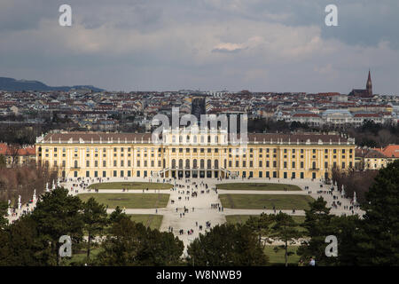 Schloss Schönbrunn in Wien Österreich, Blick vom Hügel Stockfoto