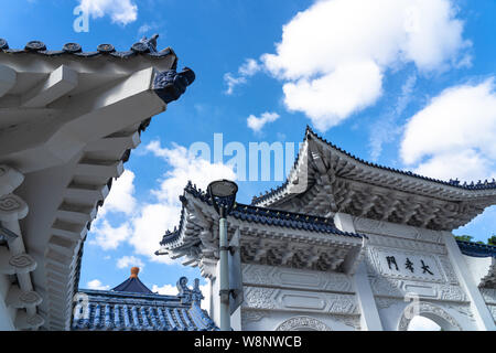 Tor von großer Frömmigkeit, das Südtor der nationalen Taiwan Demokratie Memorial Hall (Nationale Chiang Kai-shek Memorial Hall) Taipei, Taiwan. Stockfoto