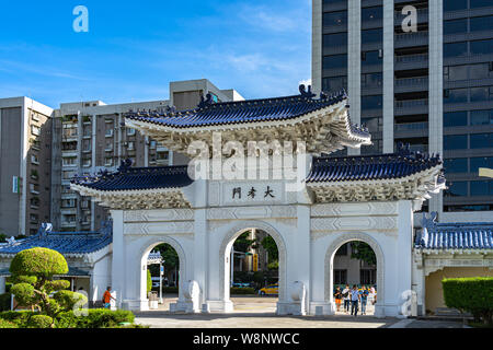 Tor von großer Frömmigkeit, das Südtor der nationalen Taiwan Demokratie Memorial Hall (Nationale Chiang Kai-shek Memorial Hall) Taipei, Taiwan. Stockfoto