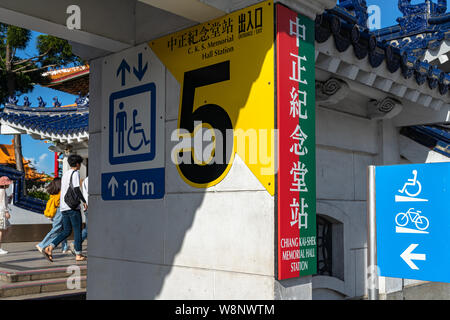 Chiang Kai-shek Memorial Hall Metro Station. Eine u-bahn Transfer Station für Rote und Grüne Linie, von Taipei Metro serviert. Taipei, Taiwan Stockfoto