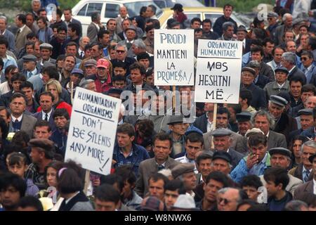 Albanien, Vlora, April 1997, Demonstration in Gedenken an die Tragödie der Kanal von Otranto (28. März 1997), bei der der Italienischen militärischen Schiff Sibilla versehentlich Gerammt der albanischen Patrouillenboot Katër ich Radës mit Flüchtlingen die Flucht aus dem Bürgerkrieg geladen, wodurch etwa 83 Todesfälle und fehlt. Stockfoto