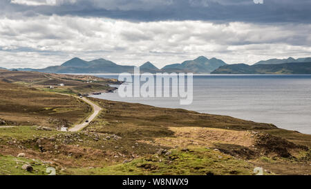 Single Lane Road in der Nähe von Cuaig über den Applecross Halbinsel an der Nordwestküste von Schottland mit Blick auf den inneren Ton in Richtung der Insel Skye und o Stockfoto