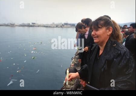 Albanien, Vlora, April 1997, Demonstration in Gedenken an die Tragödie der Kanal von Otranto (28. März 1997), bei der der Italienischen militärischen Schiff Sibilla versehentlich Gerammt der albanischen Patrouillenboot Katër ich Radës mit Flüchtlingen die Flucht aus dem Bürgerkrieg geladen, wodurch etwa 83 Todesfälle und fehlt. Stockfoto