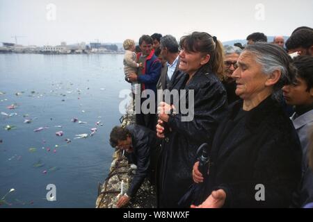 Albanien, Vlora, April 1997, Demonstration in Gedenken an die Tragödie der Kanal von Otranto (28. März 1997), bei der der Italienischen militärischen Schiff Sibilla versehentlich Gerammt der albanischen Patrouillenboot Katër ich Radës mit Flüchtlingen die Flucht aus dem Bürgerkrieg geladen, wodurch etwa 83 Todesfälle und fehlt. Stockfoto