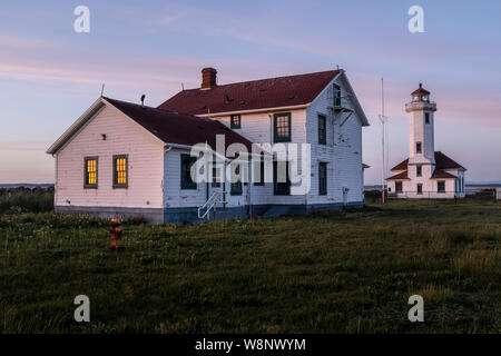 WA 17276-00 ... WASHINGTON - Punkt Wilson Leuchtturm im Fort Warden State Park bei Sonnenuntergang. Stockfoto