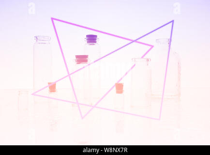 Wenige transparente Flaschen, Wasser spritzt. Leere Glasflaschen Stockfoto