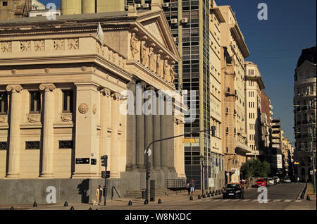 Die imposante Escuela Presidente Roca wurde 1903 erbaut und dient weiterhin als öffentliche Schule in Buenos Aires, Argentinien Stockfoto