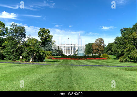 Das Weiße Haus, die offizielle Residenz des Präsidenten der Vereinigten Staaten in Washington, D.C., Panoramablick auf die südliche Fassade Portikus. Stockfoto