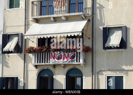 17. Juni 2019, Italien, Venedig: ein Stoff Banner mit der Aufschrift "Keine Grandi Navi (keine großen Schiffe)" hängt auf dem Balkon einer Wohnung. NGN ist der Dachverband der Bürgerinitiativen und kämpft seit mehreren Jahren Kreuzfahrtschiffe von der Lagune und das Becken von San Marco zu verbieten. Foto: Soeren Stache/dpa-Zentralbild/ZB Stockfoto