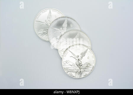 1 oz Mexikanischen Libertad Silber münze, Mexikanischen Silbermünzen, Mexikanischen Silbermünzen Stack, Investitionen, Silber Investment, Investieren in mexikanischen Silber, .999 Stockfoto