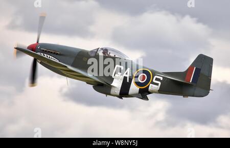 North American P-51D Mustang (G-SHWN) Airborne am Flying Legends Airshow am 14. Juli 2019 Stockfoto