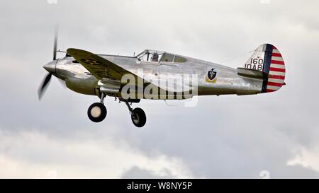 Curtiss-Wright S. 40 C (G-Ciio) mit dem Fahrwerk einfahren an der 2019 Flying Legends Airshow Stockfoto