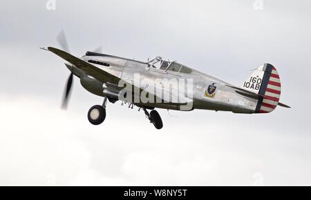 Curtiss-Wright S. 40 C (G-Ciio) mit dem Fahrwerk einfahren an der Flying Legends Airshow 2019 Stockfoto