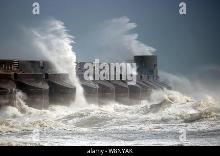 Brighton, Sussex, England, UK. 10 Aug, 2019. Wellen in die Marina Wand an der Brighton in Sussex, wo Winde heute auf 45 mph. Credit: Julia Gavin/Alamy leben Nachrichten Stockfoto