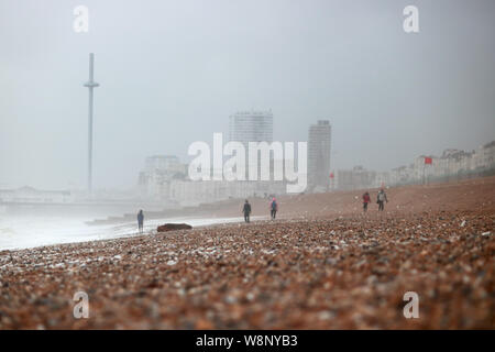 Brighton, Sussex, England, UK. 10 Aug, 2019. Die 45 MPH Winde Nebel und Schaumstoff über den Strand in Brighton in Sussex. Credit: Julia Gavin/Alamy leben Nachrichten Stockfoto