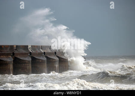 Brighton, Sussex, England, UK. 10 Aug, 2019. Wellen in die Marina Wand an der Brighton in Sussex, wo Winde heute auf 45 mph. Credit: Julia Gavin/Alamy leben Nachrichten Stockfoto