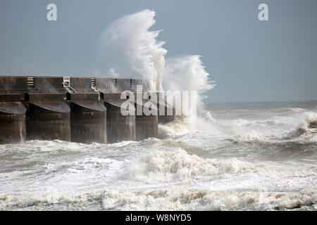 Brighton, Sussex, England, UK. 10 Aug, 2019. Wellen in die Marina Wand an der Brighton in Sussex, wo Winde heute auf 45 mph. Credit: Julia Gavin/Alamy leben Nachrichten Stockfoto