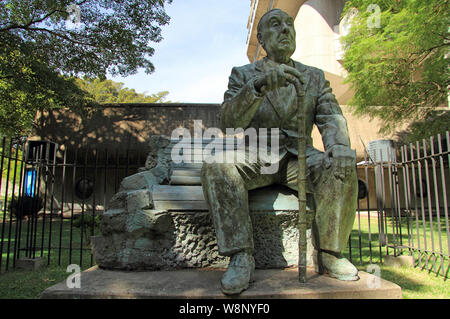 Ein Denkmal zum gefeierten Autor Jorge Luis Borges steht außerhalb der Nationalbibliothek in Buenos Aires, Argentinien Stockfoto