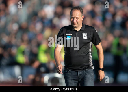 Ulm, Deutschland. 10 Aug, 2019. Fussball: DFB-Pokal, SSV Ulm 1846 - 1.FC Heidenheim, Runde 1. Ulms trainer Holger Bachthaler Gesten während des Spiels. Credit: Daniel Maurer/dpa - WICHTIGER HINWEIS: In Übereinstimmung mit den Anforderungen der DFL Deutsche Fußball Liga oder der DFB Deutscher Fußball-Bund ist es untersagt, zu verwenden oder verwendet Fotos im Stadion und/oder das Spiel in Form von Bildern und/oder Videos - wie Foto Sequenzen getroffen haben./dpa/Alamy leben Nachrichten Stockfoto