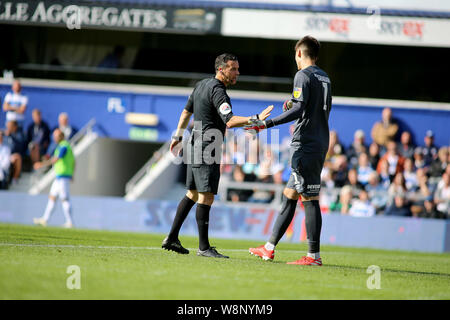 London, Großbritannien. 10 Aug, 2019. Schiedsrichter Herr Dekan Whitestone spricht mit Kamil Grabara von Huddersfield Town während der efl Skybet Meisterschaft übereinstimmen, Queens Park Rangers v Huddersfield Town an Der kiyan Prinz Stiftung Stadium, Loftus Road in London am Samstag, den 10. August 2019. Dieses Bild dürfen nur für redaktionelle Zwecke verwendet werden. Nur die redaktionelle Nutzung, eine Lizenz für die gewerbliche Nutzung erforderlich. Keine Verwendung in Wetten, Spiele oder einer einzelnen Verein/Liga/player Publikationen. pic von Tom Smeeth/Andrew Orchard sport Fotografie/Alamy Live news Credit: Andrew Orchard sport Fotografie/Alamy leben Nachrichten Stockfoto