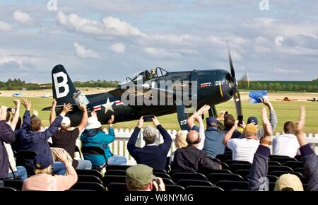 Grumman F8F Bearcat (G-POK) rollen Vergangenheit luftfahrtenthusiasten am 2019 Flying Legends Airshow im Imperial War Museum, Duxford Stockfoto