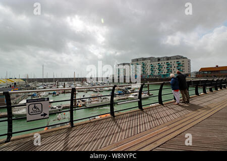 Brighton, Sussex, England, UK. 10 Aug, 2019. Boote sicher in die Ruhe der Marina an der Brighton in Sussex, wo Winde heute erreicht 45 mph. Credit: Julia Gavin/Alamy leben Nachrichten Stockfoto