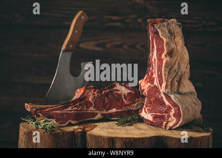 Trocken im Alter von Raw Rippe von Rindfleisch. Rindersteak. Stockfoto