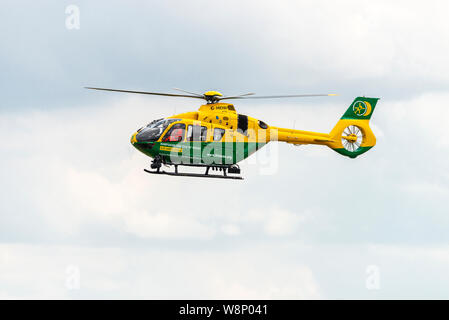 Hampshire und Isle of Wight Air Ambulance im Himmel Stockfoto